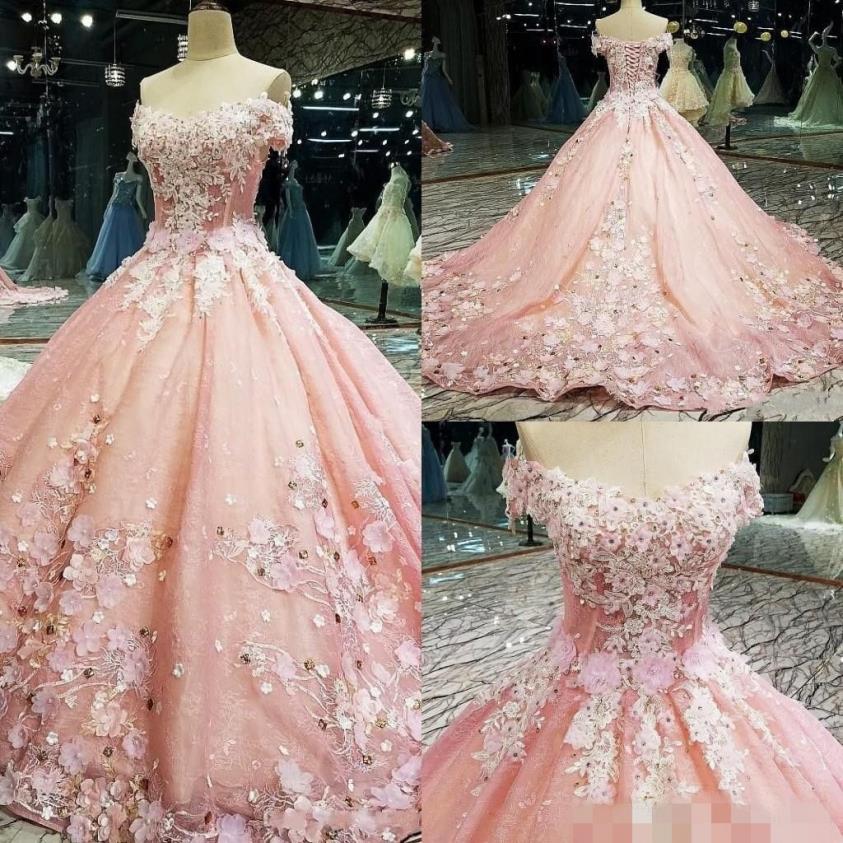 Pink Quinceanera Dresses 2020 최신 3D 플로럴 아플리케 수제 꽃 어깨에서 벗어난 짧은 슬리브 무도회 공식 저녁 269L