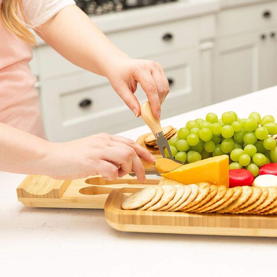 20st Bamboo Cheese Board Set med bestick i utskjutningslådan inklusive 4 rostfritt stålkniv och serveringsredskap Housewarmin333U