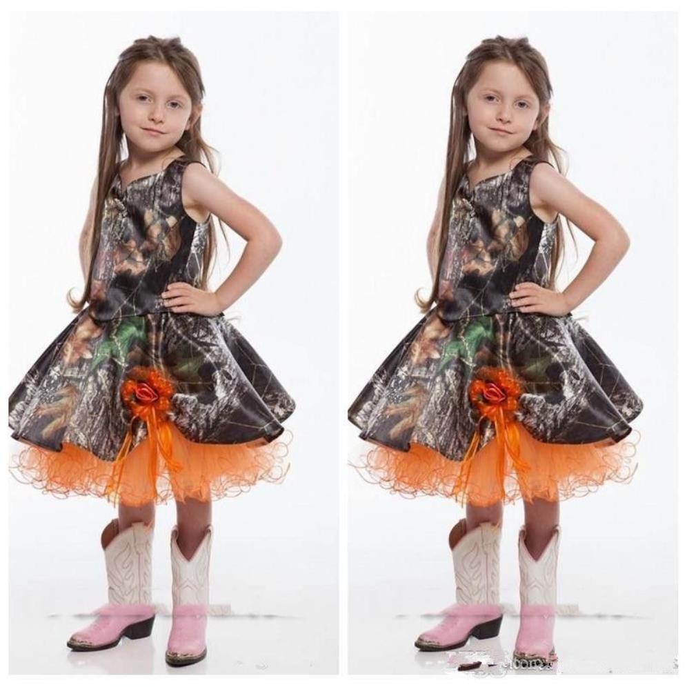 2020 Orange Spaghetti Court Camo Robes De Fille De Fleur Longueur Au Genou Fleurs À La Main Ornées Filles Robes De Soirée De Mariage Robe Enfant 2552