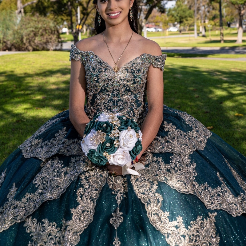 Verde escuro lantejoulas fora do ombro vestidos quinceanera vestido de baile apliques de ouro renda frisada mexicano doce 16 vestidos 15 anos