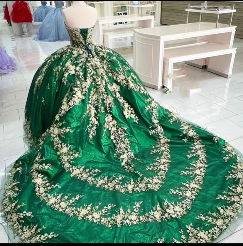 Abiti stile Quinceanera in pizzo verde smeraldo Abiti da ballo 2024 Spalle scoperte In rilievo Dolce 16 Abiti Abiti di compleanno Abiti da 15 anos