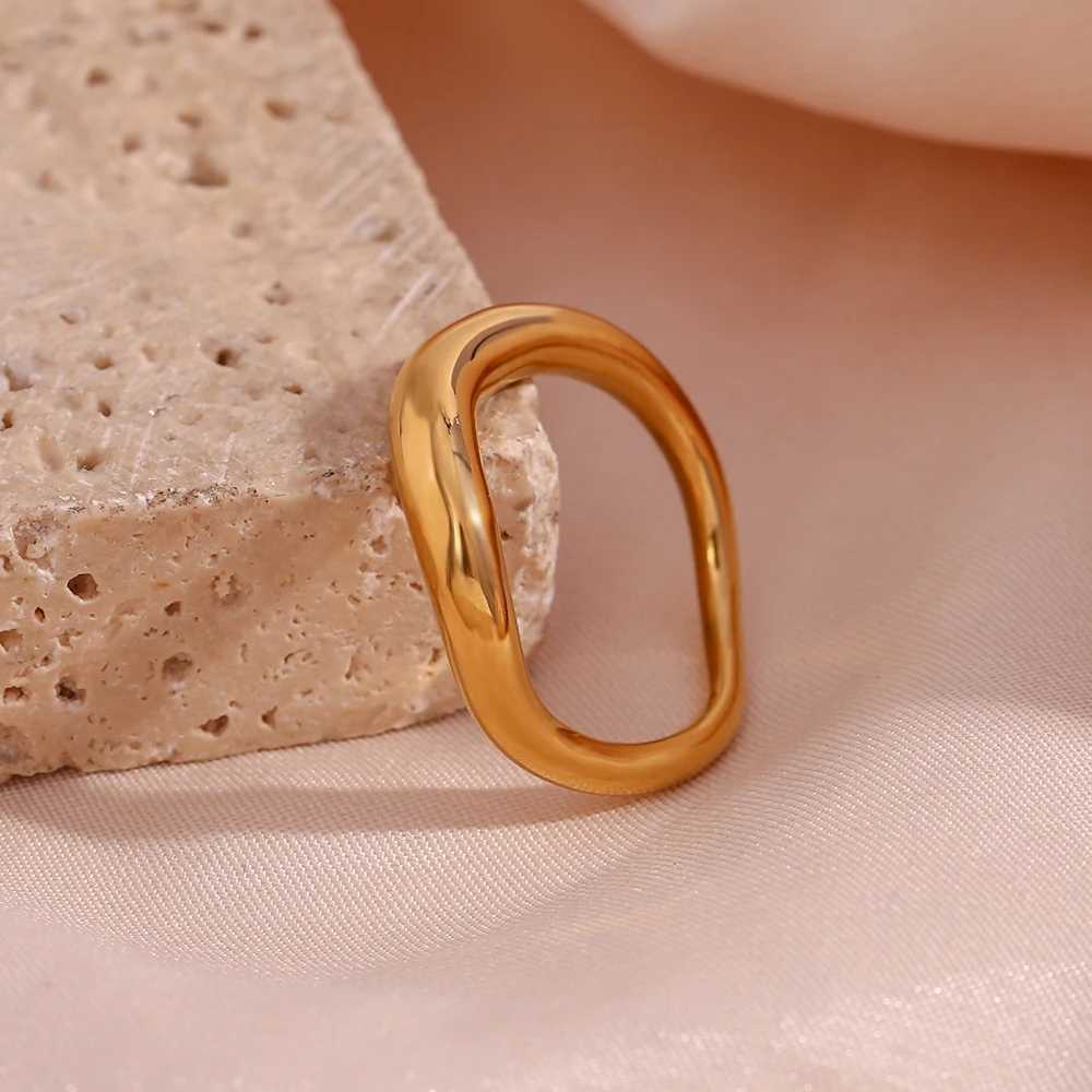 Bandringe 2023 Neu im minimalistischen Basic-Alltagsstil, vergoldeter Edelstahl-Wellenring für Damen, wasserfester, anlaufgeschützter Schmuck 240125