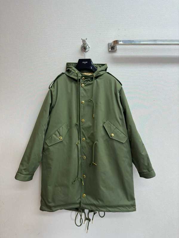 Women's Down ParkasデザイナーNew Cotton Jacketは2024ce Homeに出荷されました。短いフロントとロングバックオズルを備えたクラシックミリタリーグリーンパーカーコート