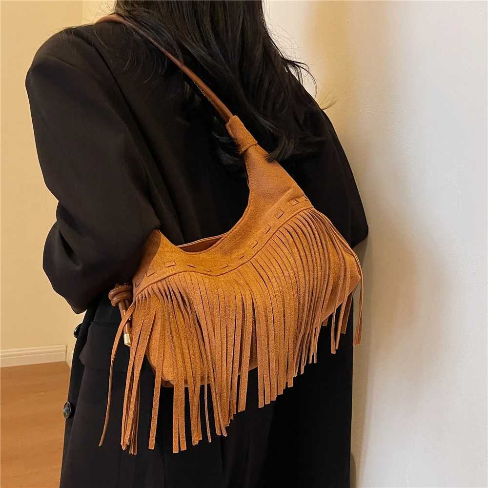 イブニングバッグHifashion Vintage Tassel Suede Shourdle Bags for Women 2024 Trend Designer Hobo Crossbody Bags Nubuck Leather Ladies Handbags