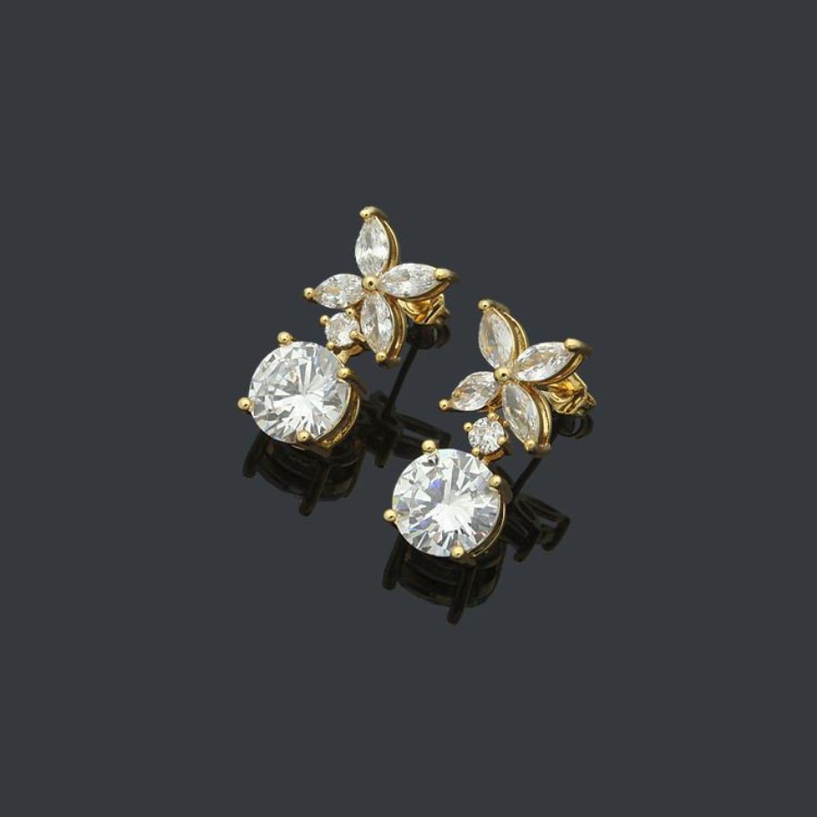 2023 Luxury Diamond Stud Brand Logo Grabar Joyería Lady Studs Pendientes de diseño de moda Acero inoxidable Plata Elagant Mujeres SMA210S