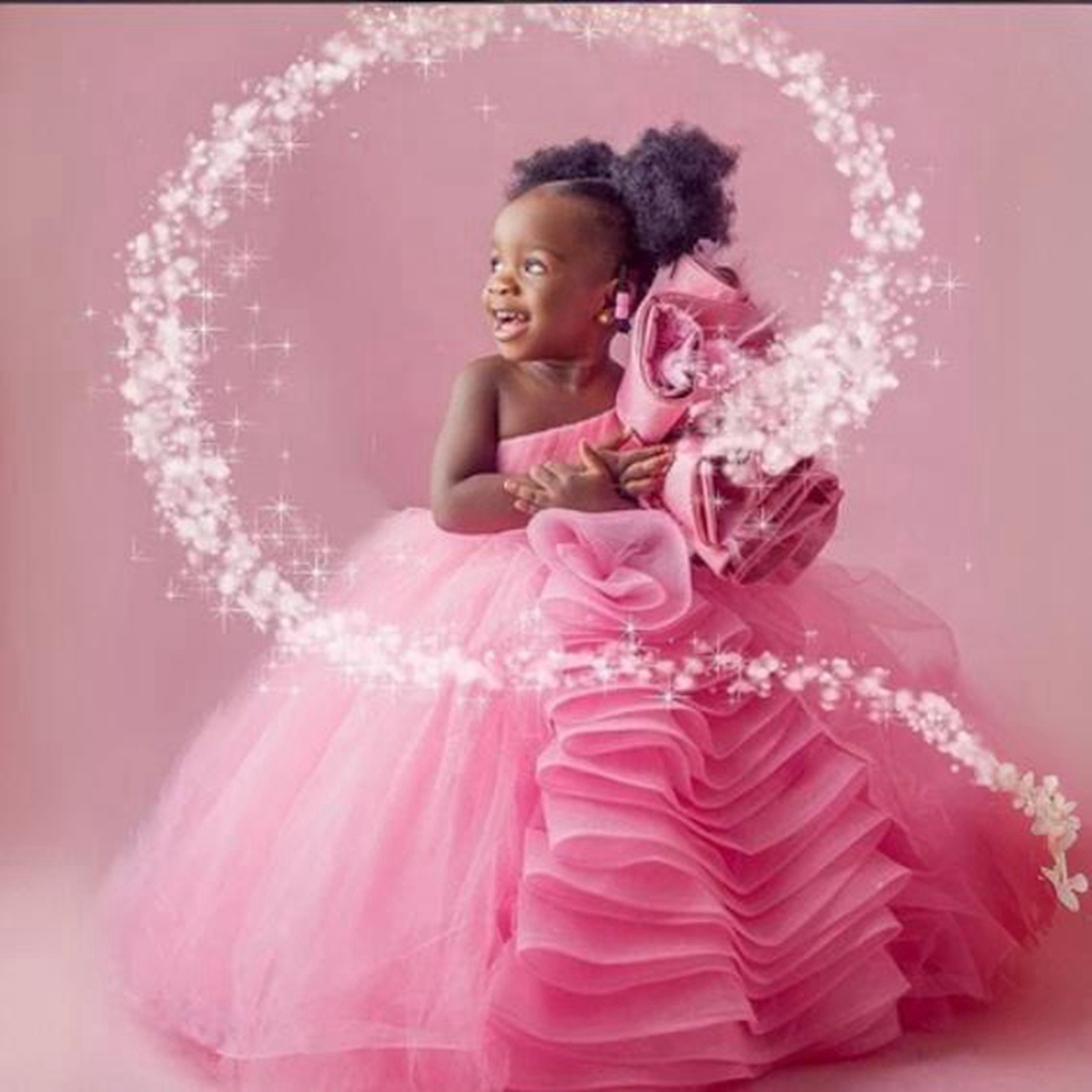 Robes de fille de fleur rose africaine une épaule à plusieurs niveaux en tulle organza robes de demoiselle d'honneur décorées de plumes en tulle à plusieurs niveaux robes de fête d'anniversaire pour enfants noirs F067