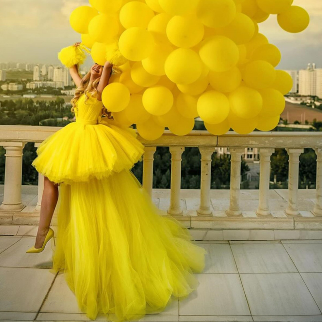 Robes de soirée jaunes Hi-Low élégantes robes de soirée à col transparent et perles à plusieurs niveaux volants en tulle plissées robe de bal formelle robe de fête d'anniversaire NE006