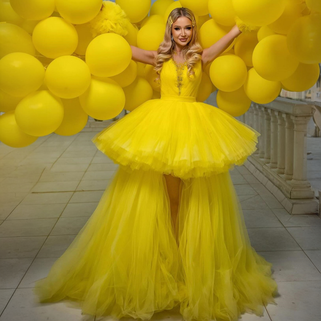 Robes de soirée jaunes Hi-Low élégantes robes de soirée à col transparent et perles à plusieurs niveaux volants en tulle plissées robe de bal formelle robe de fête d'anniversaire NE006