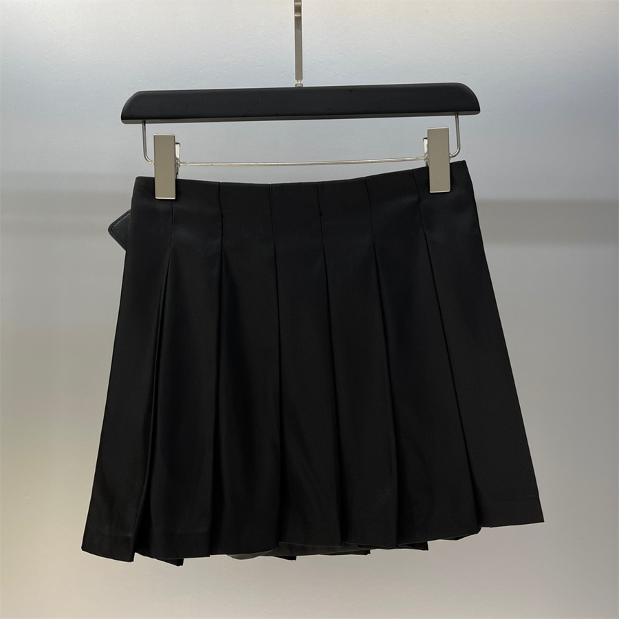 Women's Short Skirt Designer Spring Elegant temperament High Waist A-line skirt Academy style Sweet black pleated skirt Belt decoration