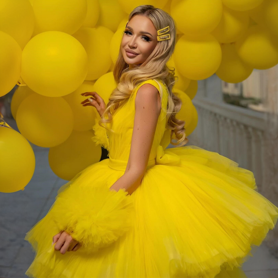 Robes de soirée jaunes Hi-Low élégantes robes de soirée à col transparent et perles à plusieurs niveaux volants en tulle plissées robe de bal formelle robe de fête d'anniversaire NE006