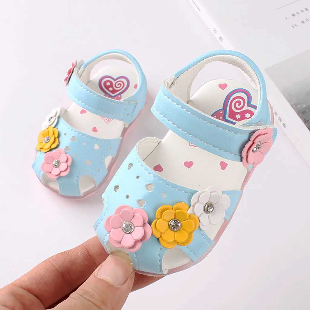 Sandaler Baby Girl Led Sandals Summer Sweet Baby Toddler Shoes Fashion Flower Princess Sandaler Soft Baby Beach Shoesl240429