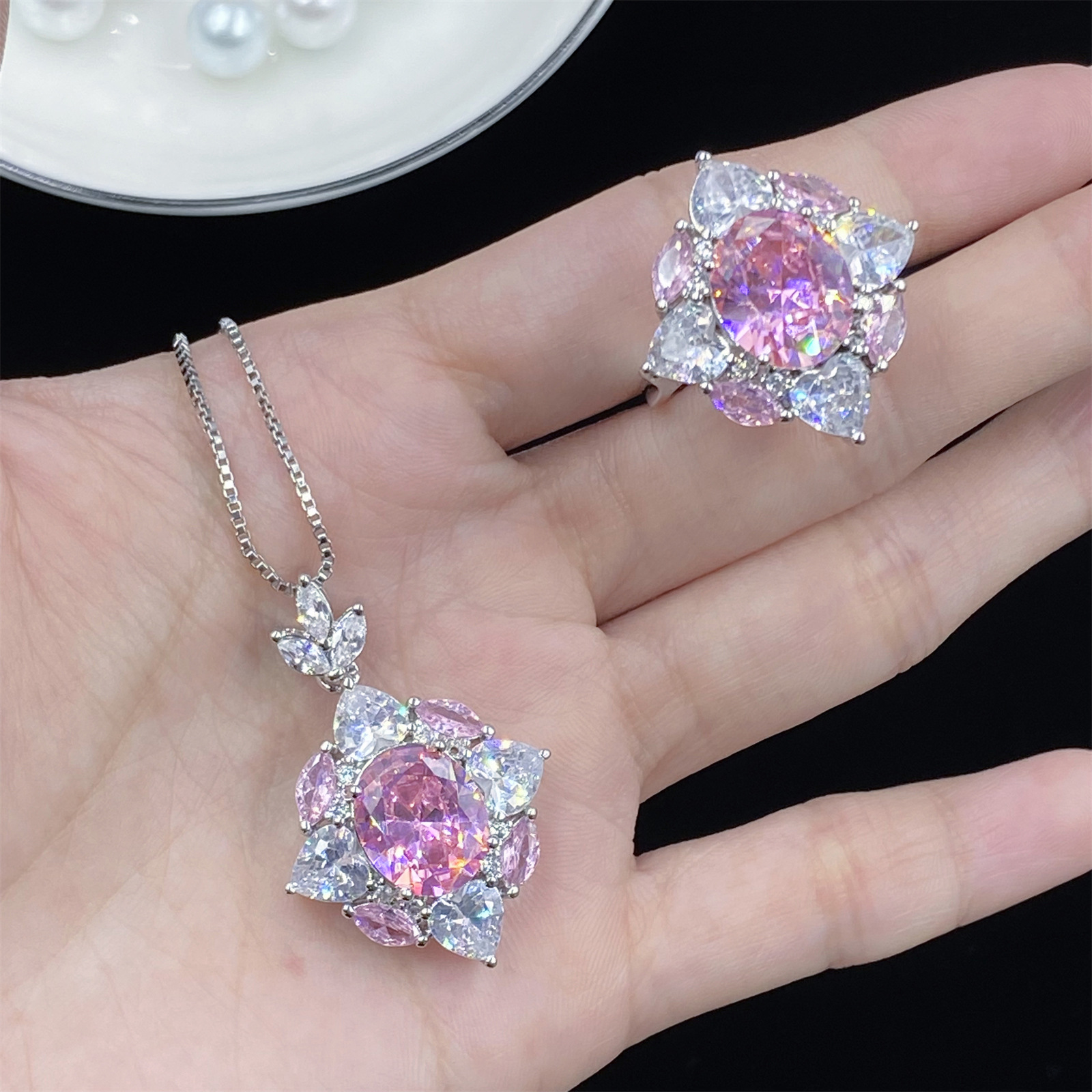 Gioielli di moda da donna Ciondolo in cristallo rosa con zirconi con diamanti Collana placcata in oro bianco Anello Set regalo di compleanno matrimoni