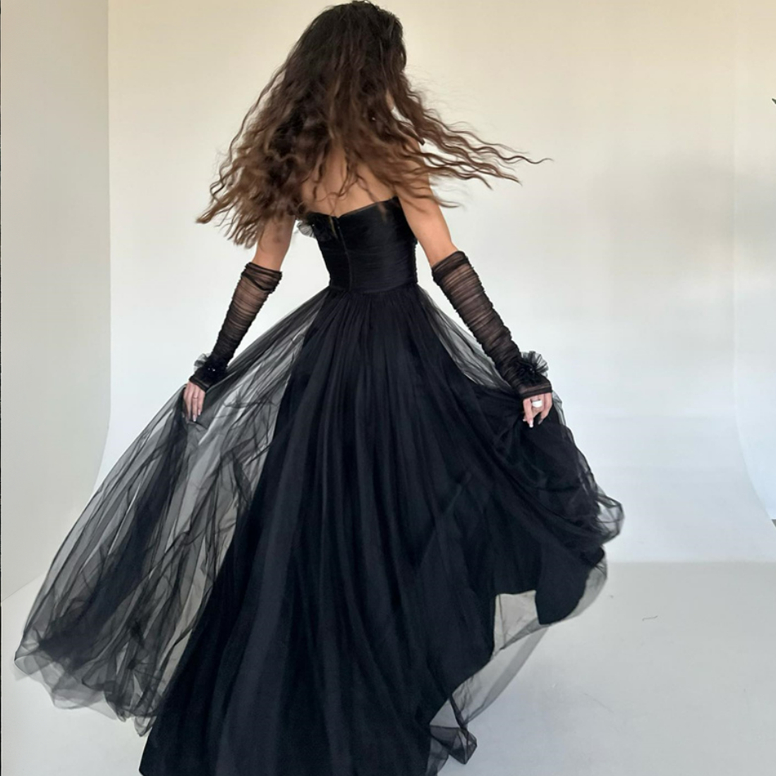 Robes de soirée élégantes noires une épaule à plusieurs niveaux robes de soirée en tulle avec des gants volants plissés robe de bal formelle robe de fête d'anniversaire NE005