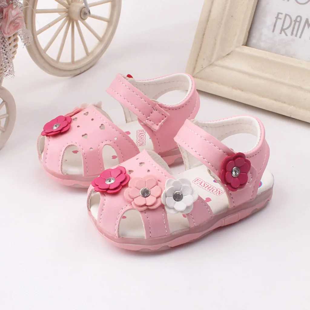 Sandaler Baby Girl Led Sandals Summer Sweet Baby Toddler Shoes Fashion Flower Princess Sandaler Soft Baby Beach Shoesl240429