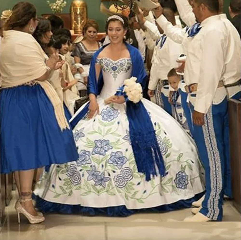 白と青の刺繍Quinceaneraが肩から離れたドレス長いボールガウンデビュタンテドレスVestido de 15 Nos