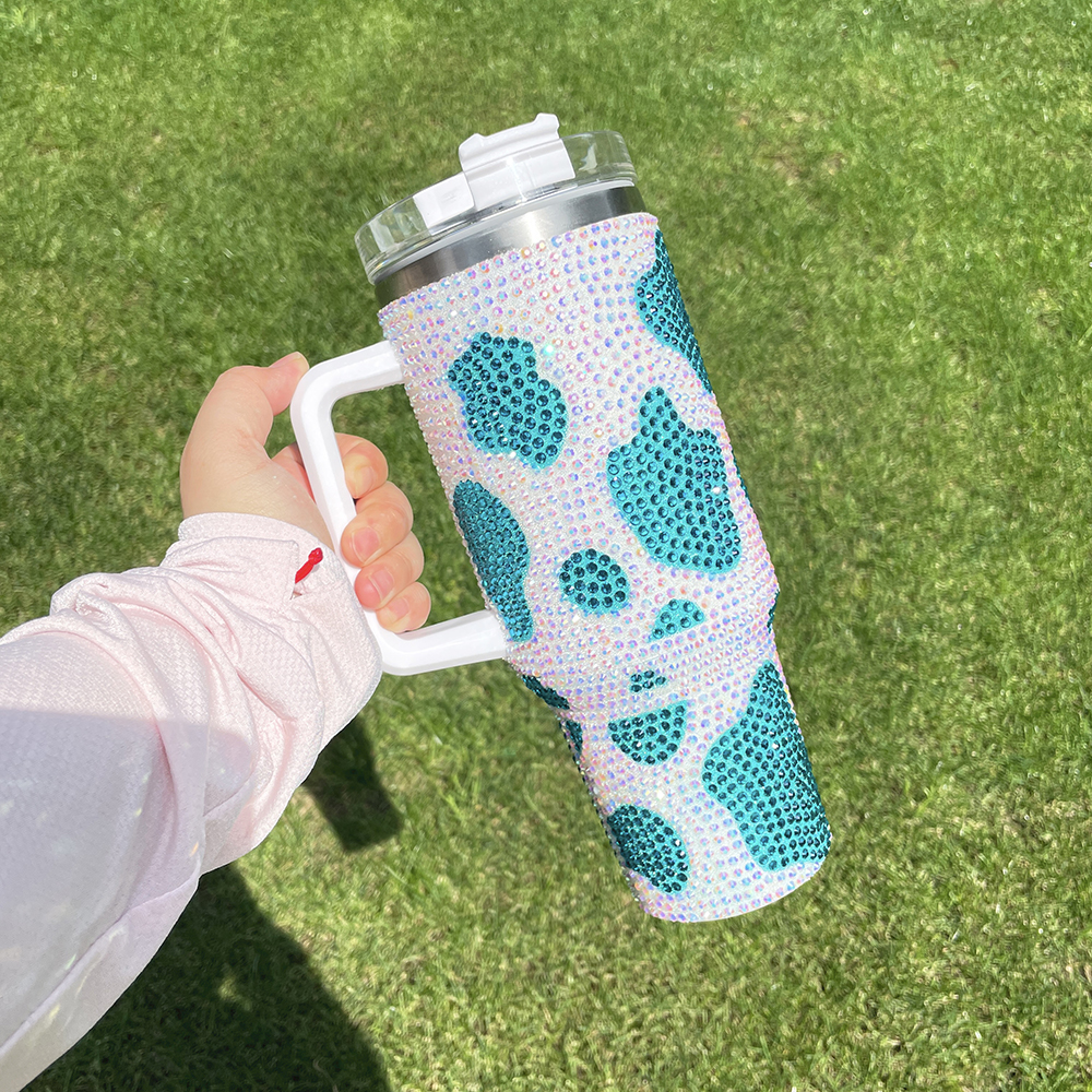 Chokladmjölk CowPrint Super Sparkly Double Wall Rostfritt stål Ko Print Rhinestone Bling Studded 40oz Tumbler med handtagslock och halm, säljs av Case