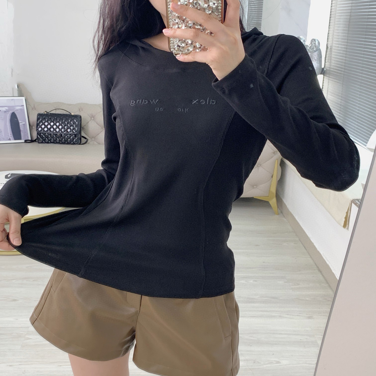 T-shirt femme design broderie logo tissu extensible doux confortable style athleisure femme mince manches longues à capuche top en tricot