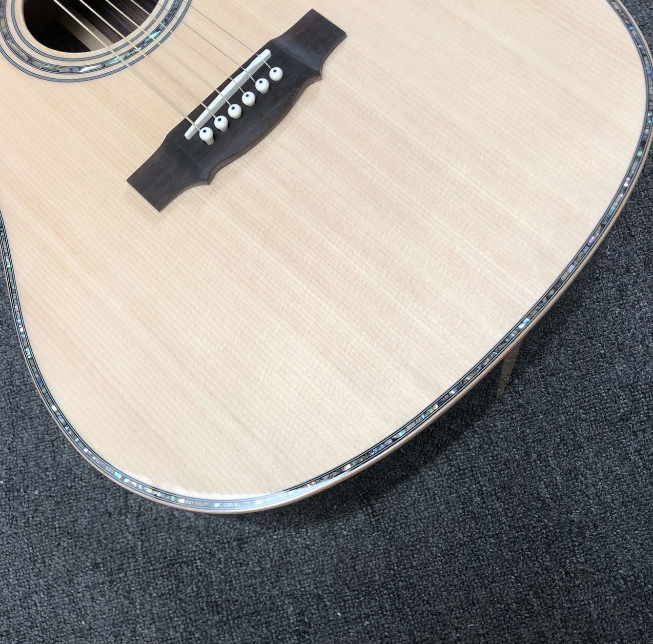 Guitarra acústica personalizada de 41 polegadas e 3 camadas com pescoço Guild D-100s em abeto sólido