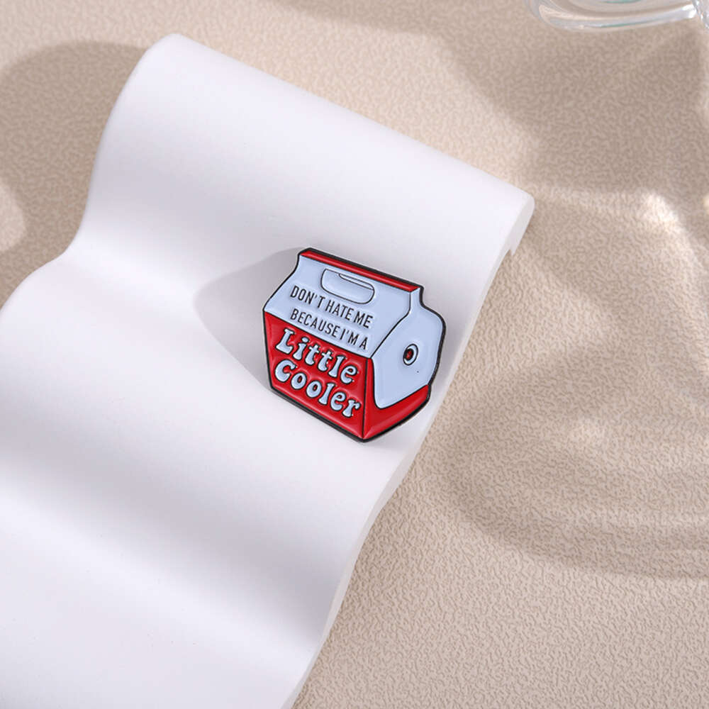 Nowy wysokiej klasy projekt pudełka na mleko ze stopu z klamrą broszkową, spersonalizowaną i modną małą odznaką listu