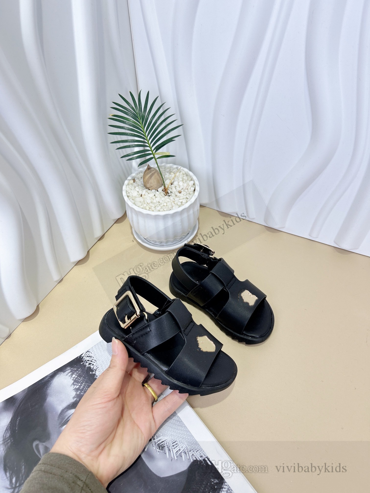 INS Children leather sandals Designer boys girls metal buckle sandals INS kids Non-slip soft bottom outdoor sandal EUR21-28 S1131