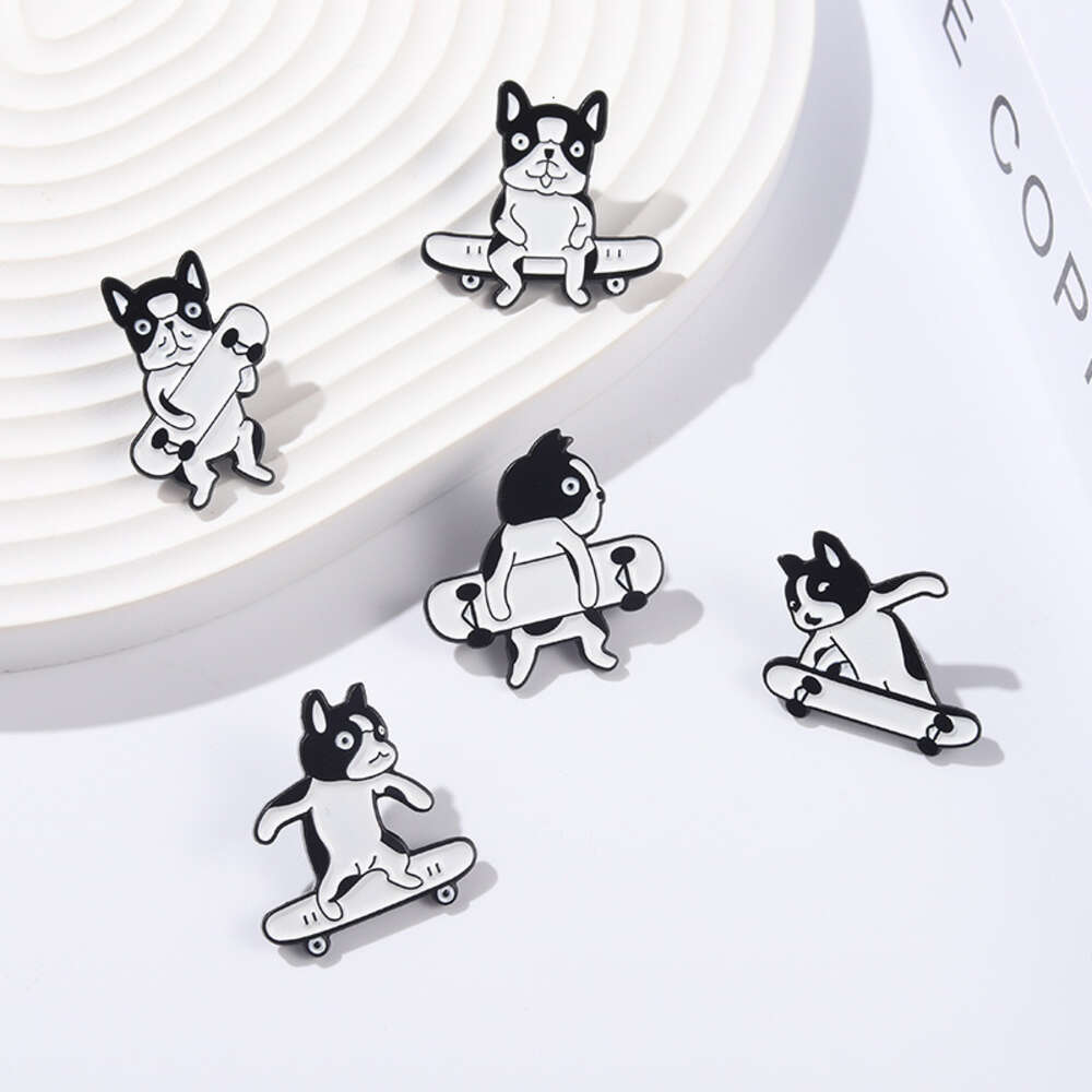 Nouveau Bijoux en alliage d'animaux dessin animé créatif mignon Skateboard chien en forme d'emblème d'huile goutte à goutte