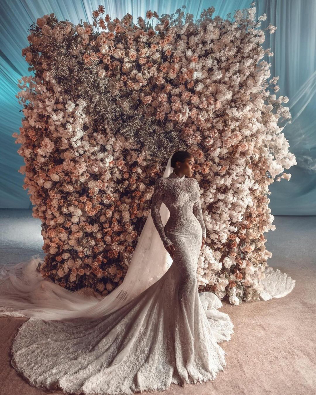 Robe de mariée sirène en dentelle gracieuse, col haut, manches longues, traîne de balayage, sur mesure