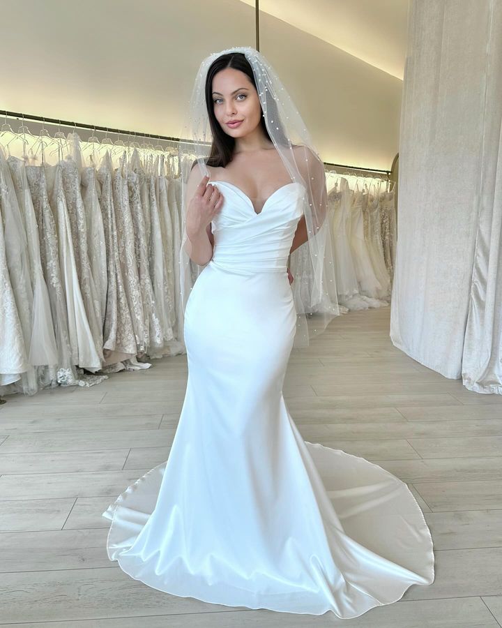 Abiti da sposa eleganti a sirena semplici taglie forti Sweetheart Raso drappeggiato pieghe Abiti da sposa senza schienale Corte dei treni Abiti di seconda accoglienza Personalizzati