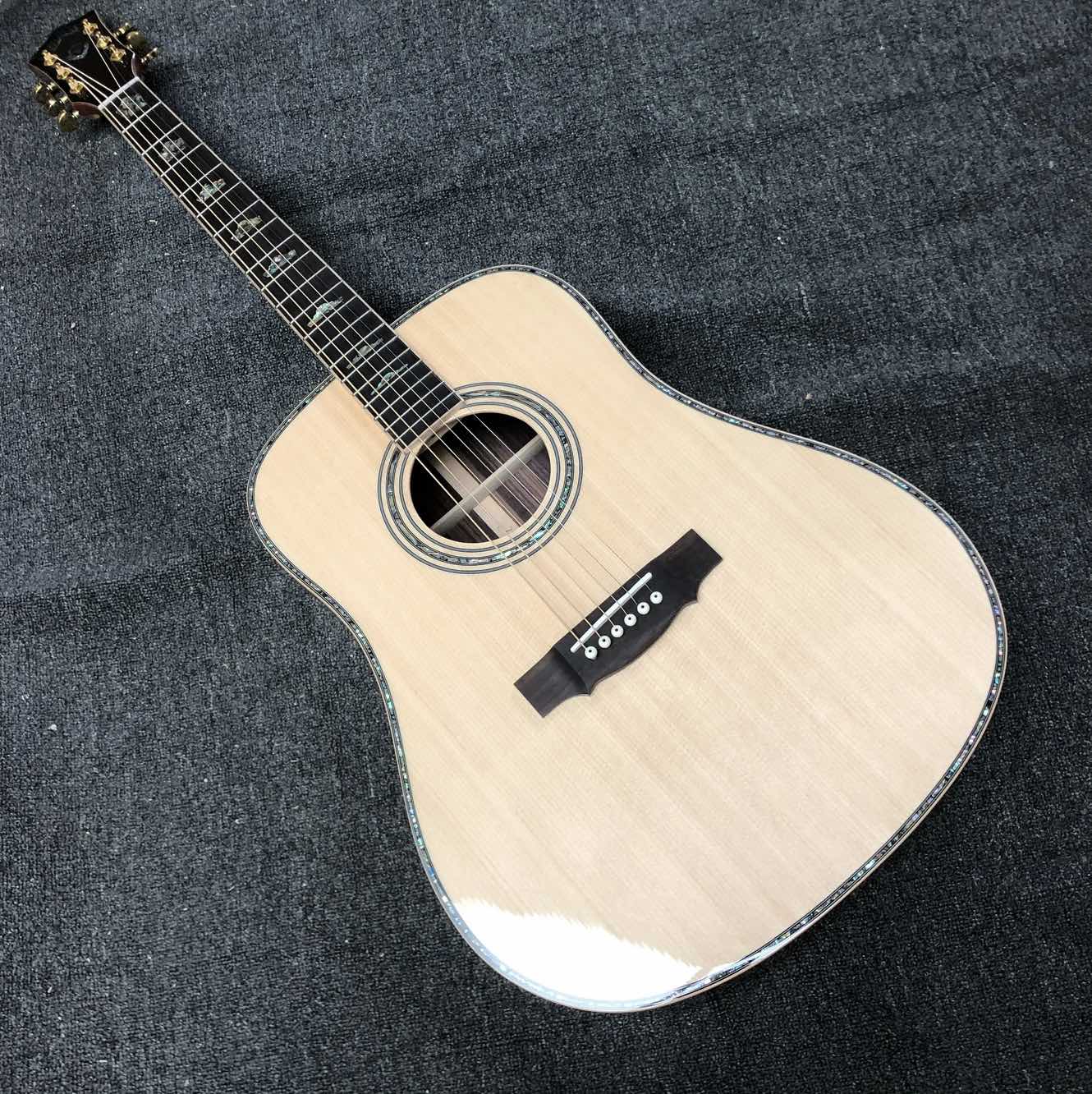 Изготовленная на заказ 41-дюймовая акустическая гитара с трехслойным грифом Guild D-100s из массива ели