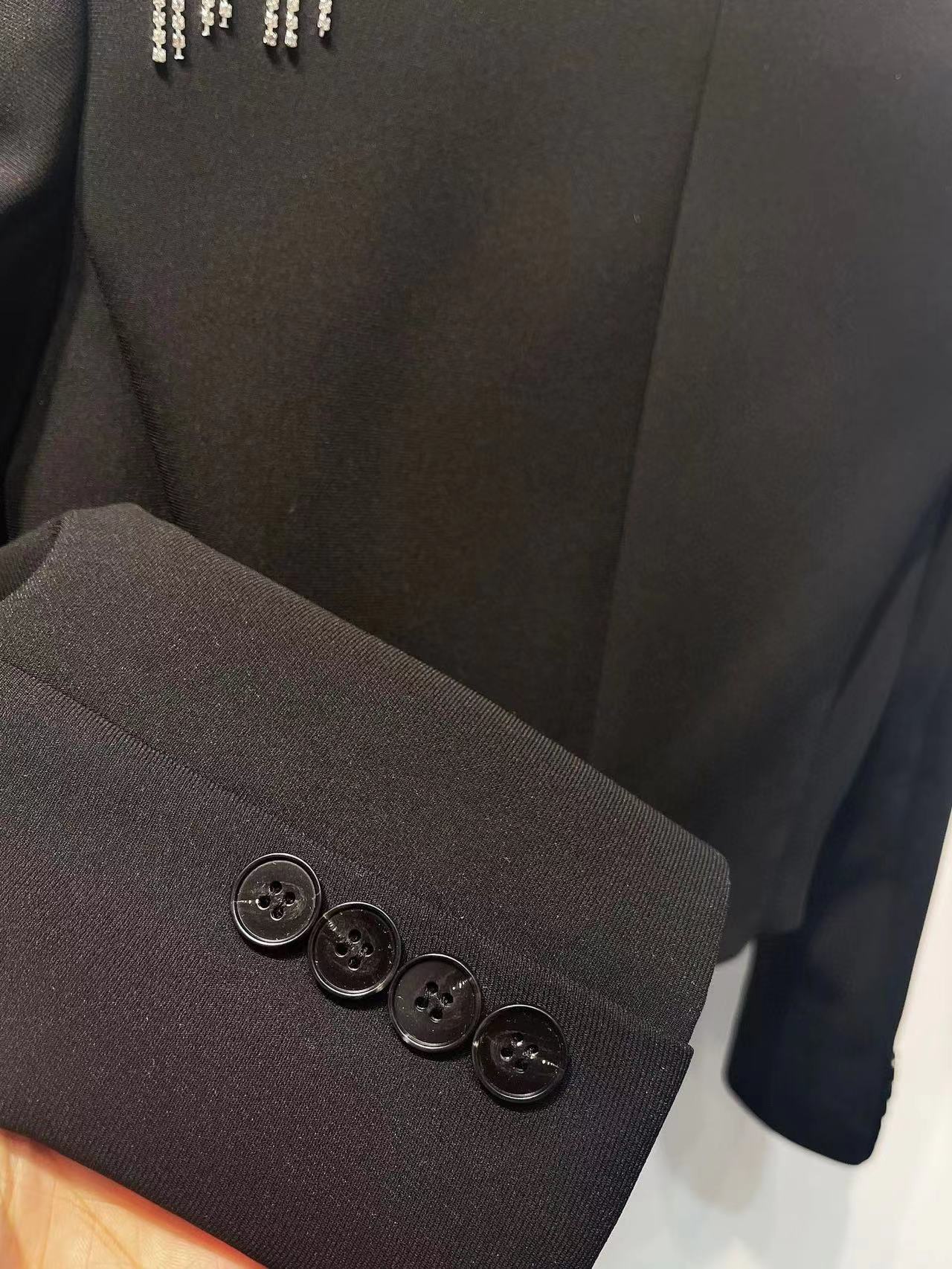 2024 Vinatge черные женские пальто с лацканами и длинными рукавами со стразами, дизайнерские длинные куртки с одними пуговицами и карманами 3021