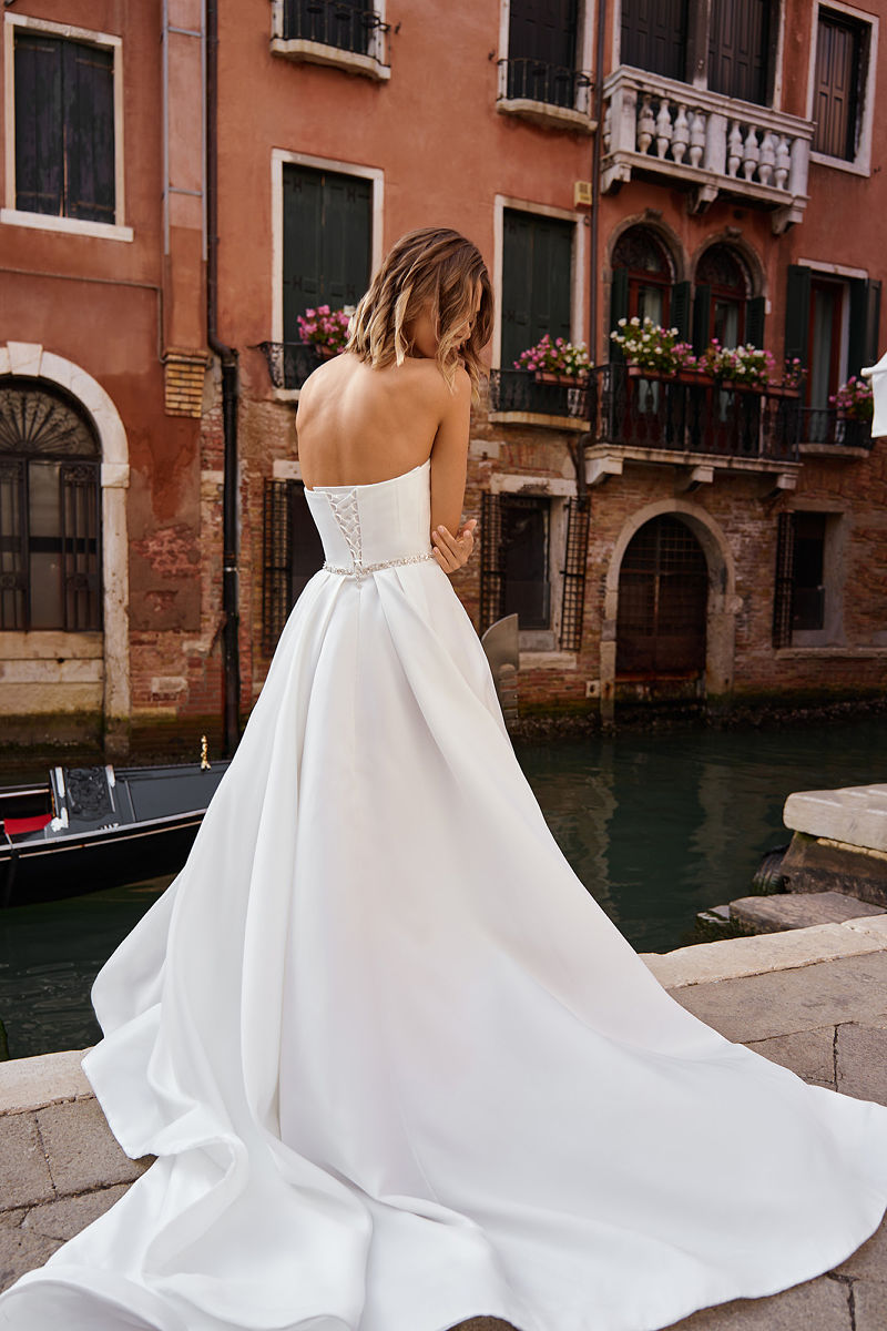 Abiti da sposa senza spalline sexy con spacco della coscia A Line con cintura di cristalli senza maniche Boho Garden semplici abiti da sposa bianchi con lacci sul retro donne sposa abiti da sposa CL3345