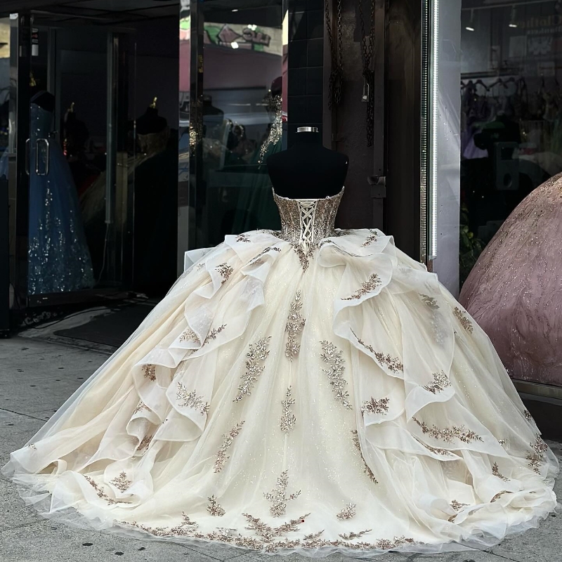 Leichte Champagner-Quinceanera-Kleider 2024, formelle Luxus-Party, Perlenstickerei, Spitzenapplikationen, süßes 15-Kleid, Abschlussball, Abschlussballkleider