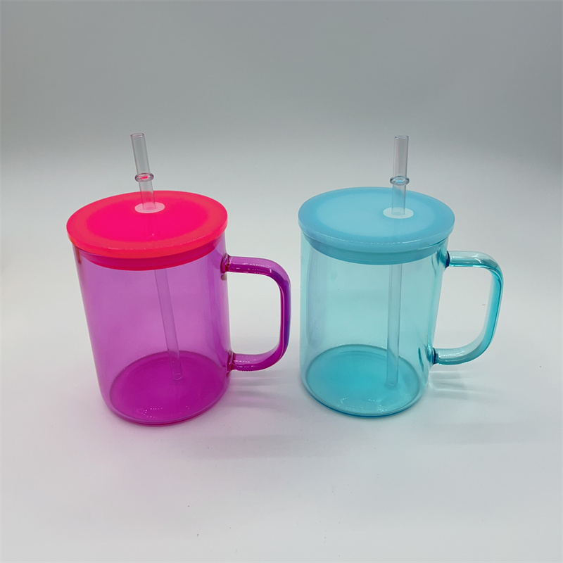 Tasses en verre transparentes colorées de 17 oz par sublimation avec poignée, gobelet de camping, pot de jus, boisson glacée, canette de bière, verres, tasses à café avec couvercles en plastique, pailles