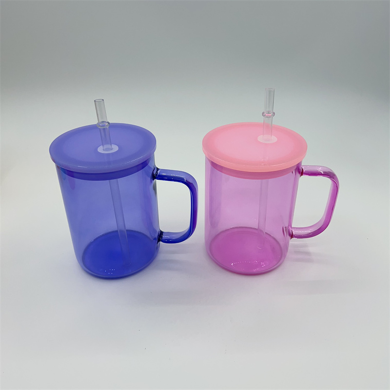 Bicchieri di vetro colorati trasparenti sublimazione da 17 once con manico Bicchiere da camper Barattolo di succo Bevanda ghiacciata Lattina di birra Bicchieri Tazze da caffè con coperchi in plastica Cannucce