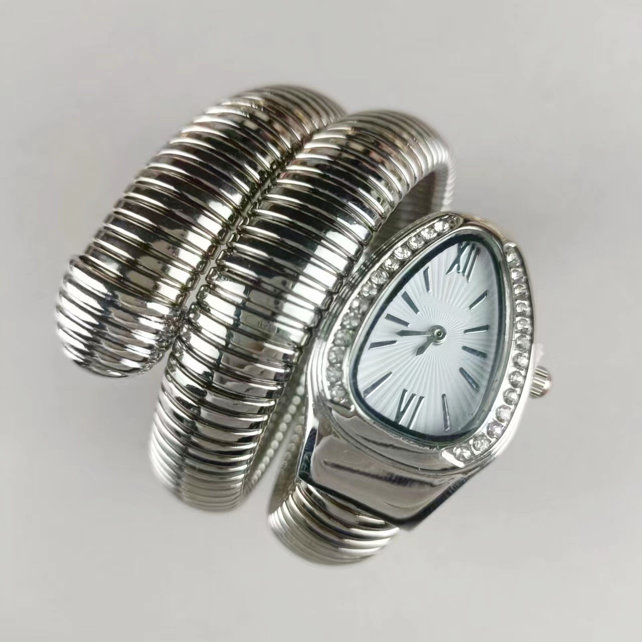 Slangvormig dameshorloge met twee ringen, stalen band en diamanten ingelegd, klassiek quartzhorloge