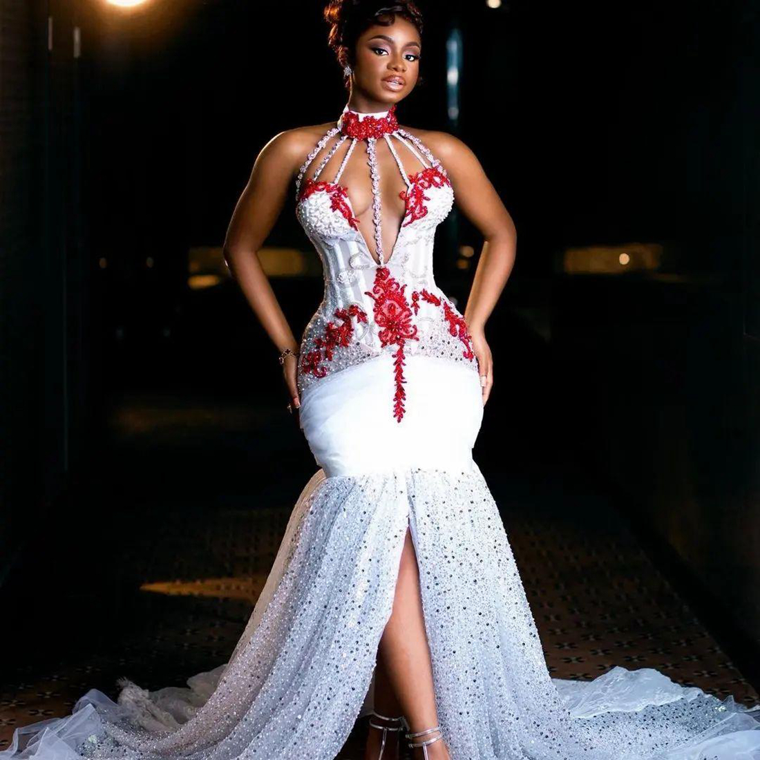 Afrikanska Nigeria Prom -klänningar för svarta kvinnor Vita aftonklänningar Halter Tiered Tulle aftonklänningar Promdress Rhinestones Pärlor Sökade spets födelsedagsklänning AM433