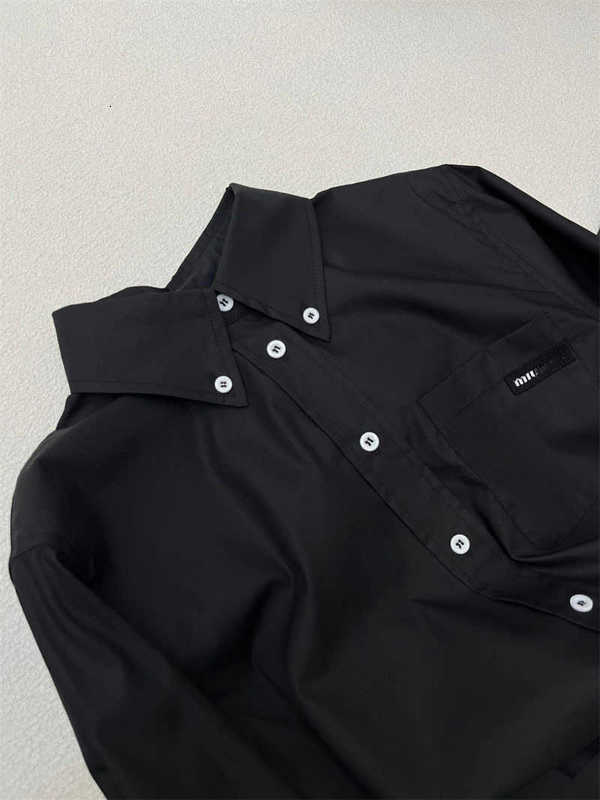Kvinnors blusar Skjortor Designer 2024 Tidig vår Ny Nanyou Miu Academy Style Letter Brodery Button Flip Collar Kort långärmad skjorta för kvinnor GWV4