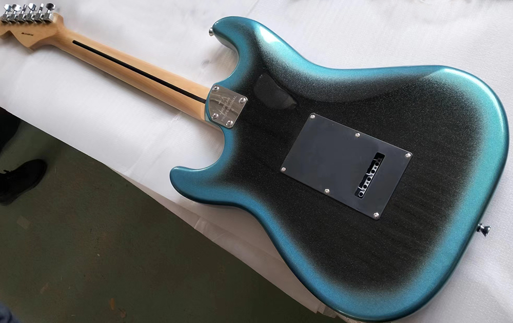 新しい到着カスタムショップメタリックブルー/ブラックアメリカンプロフェッショナル2セントエレクトリックギター、高品質のメープルフレットボードギターラ