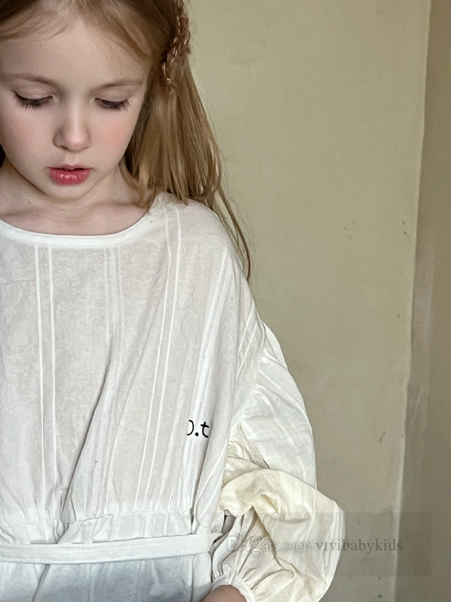 Flickas vita lapptäckklänningar barn runda krage puffhylsa veckad klänning 2024 barn lösa casual kläder z6973