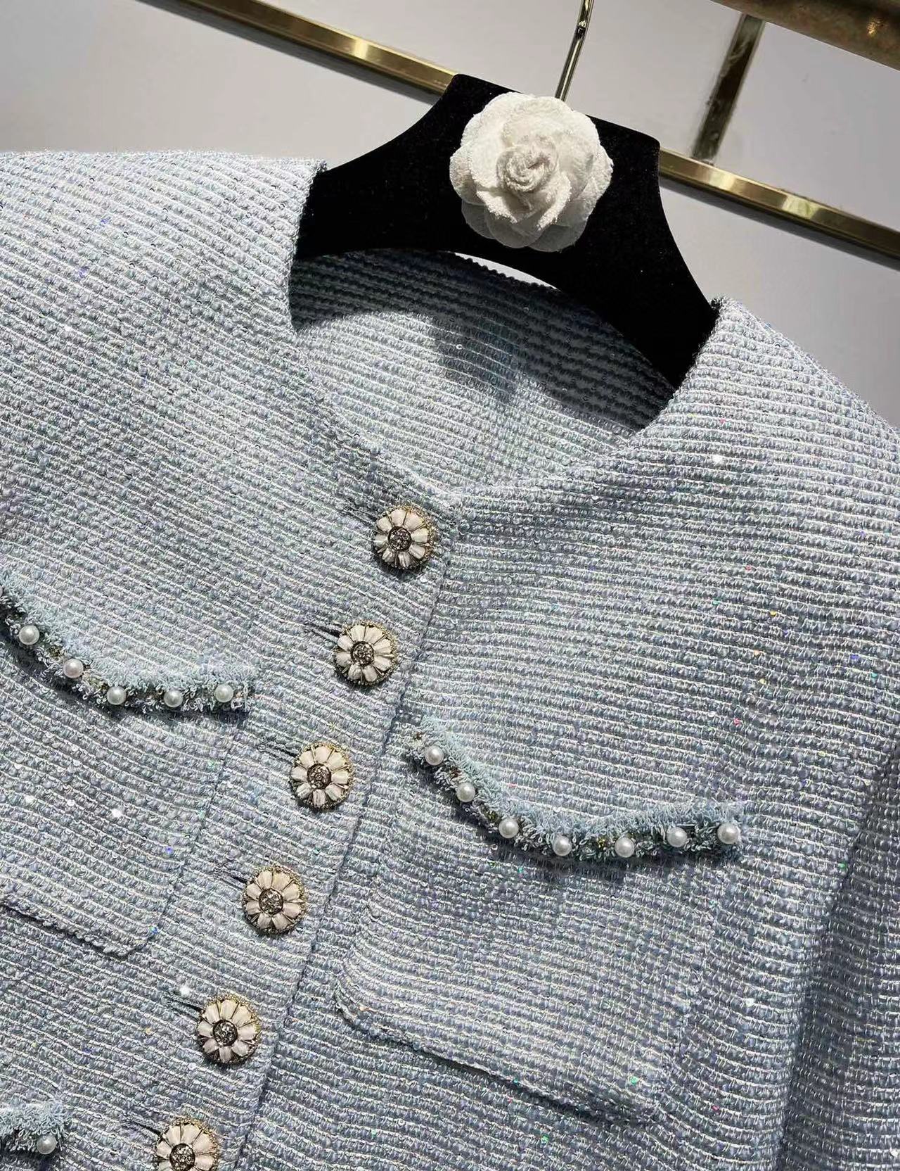 2024 primavera azul/branco feminino duas peças vestido designer pérolas botões bolsos jaquetas e saias conjunto 3032