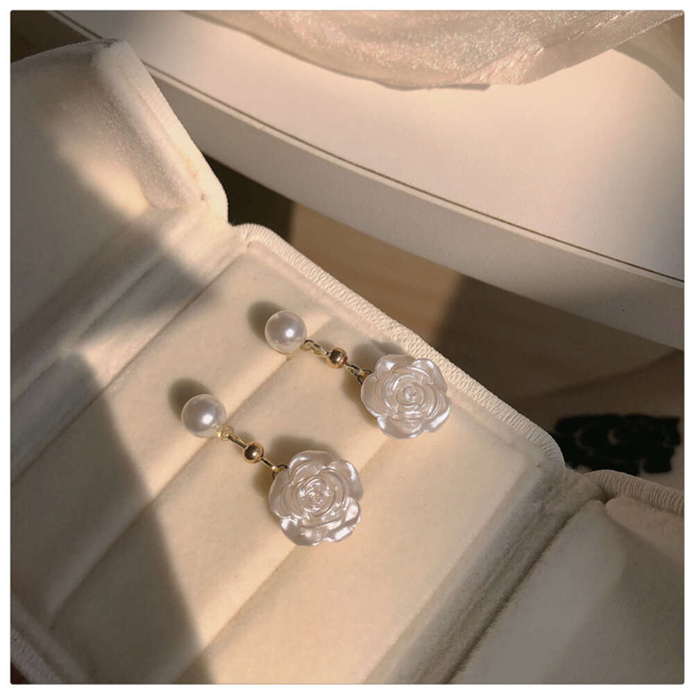 Aiguille coréenne Super immortelle camélia blanc Rose perle femmes nouveau Style boucles d'oreilles élégantes