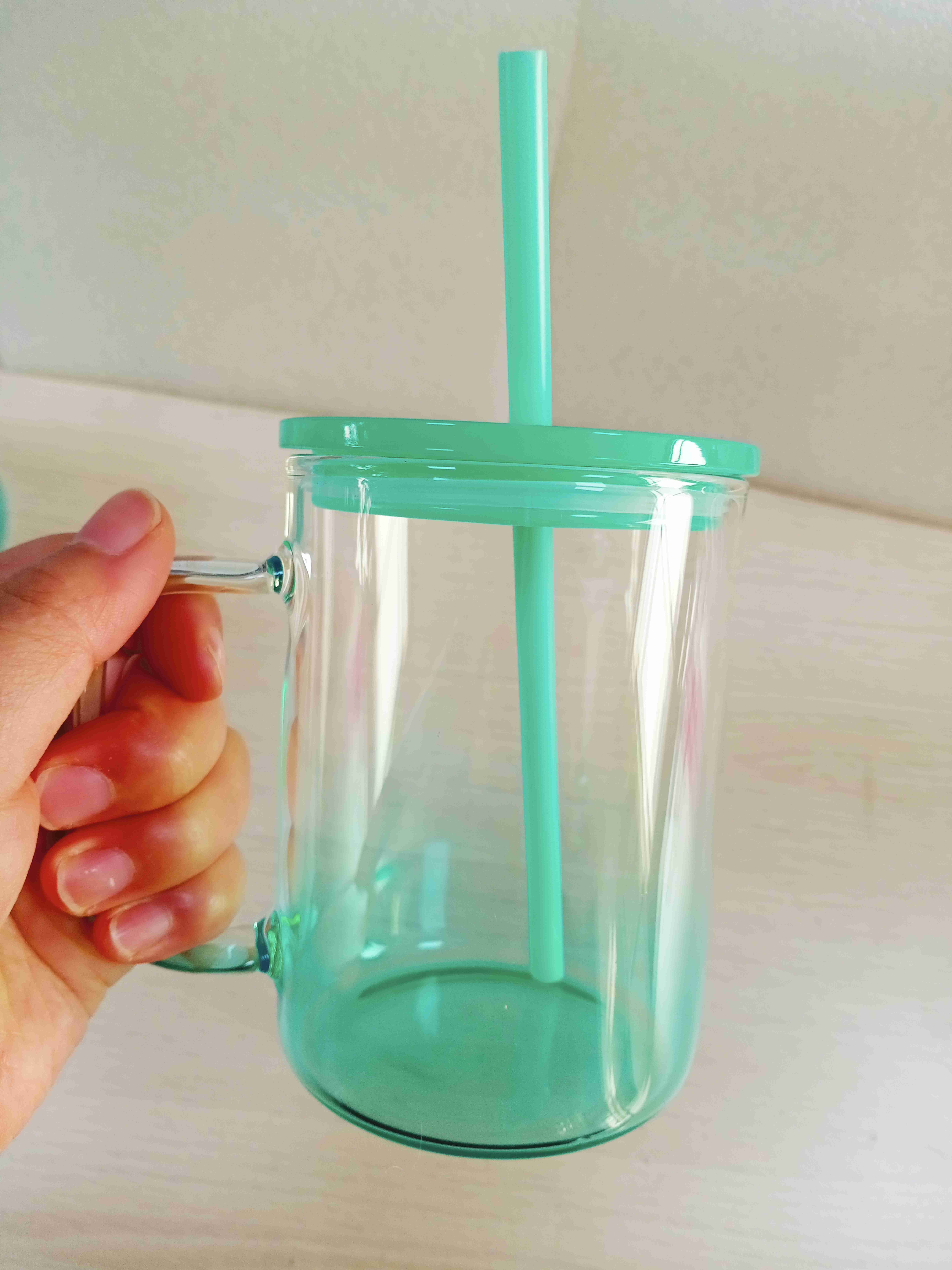 Prêt à expédier des tasses à café de camping en plein air en verre borosilicaté transparent de sublimation vierge de couleur gelée ombrée de 17 oz avec couvercles en pp colorés pour les emballages UV DTF