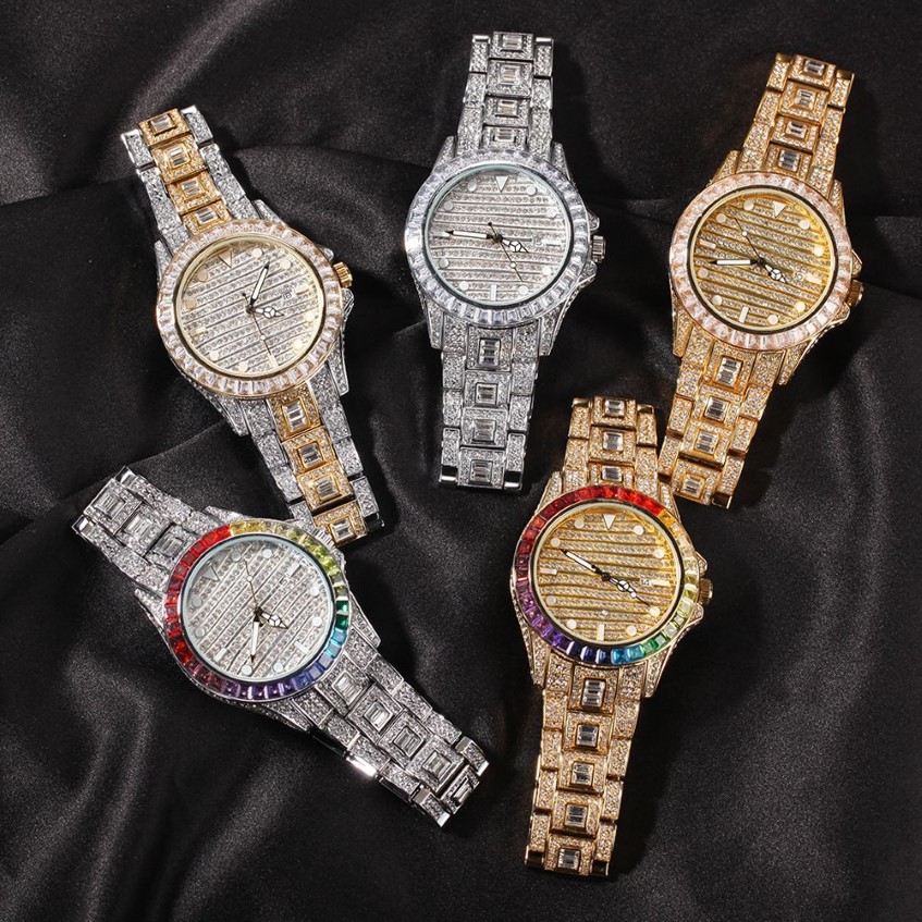 Ny högkvalitativ Hip Hop Colorful Watch 316L rostfritt stålfodral täcker full diamantkristallband klockor kvarts handledsklockor pu2940