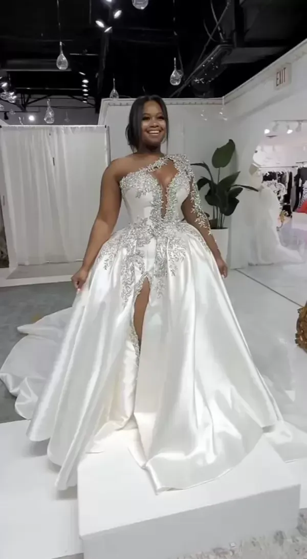 Einschulter-Langarm-Brautkleid mit abnehmbarer Schleppe, glitzernde Spitze, perlenbesetzt, arabisches Aso Ebi-Hochzeits-Brautkleid für die standesamtliche Hochzeit am Gartenstrand