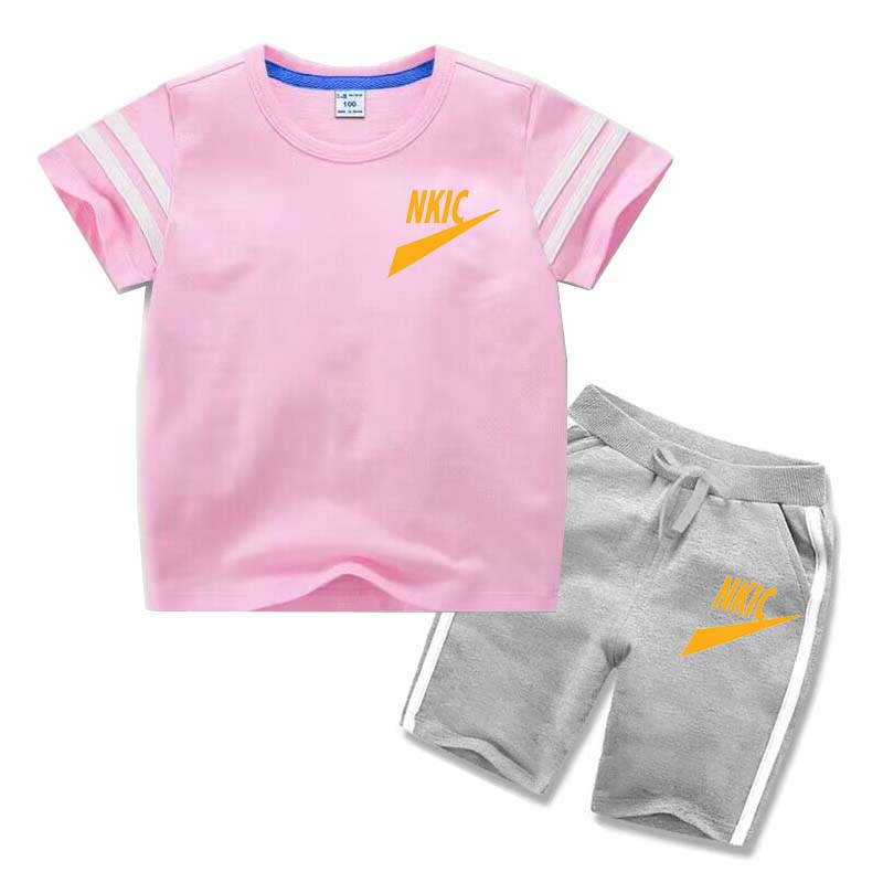 2024年夏の新しい子供向けカジュアルな通気性服子供用半袖セット男の子と女の子のブランド印刷Tシャツショーツセット