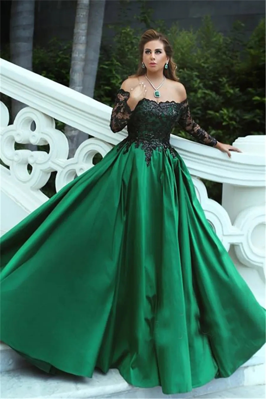 Black-Appliques Sleeves Long Off-the-Shoulder A-Line Elegant Prom Dress Black and Green Long Sleeves Evening Gowns vestido longo festa
