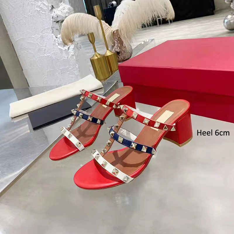 Sandalen Luxus Designer Sommer Sandalen Damen Slide Schuhe Slipper 2023 Neue Leder Nieten Sandalen Nude Damen Nieten Dicke Absätze Vielseitig Mode 6cm High Heels