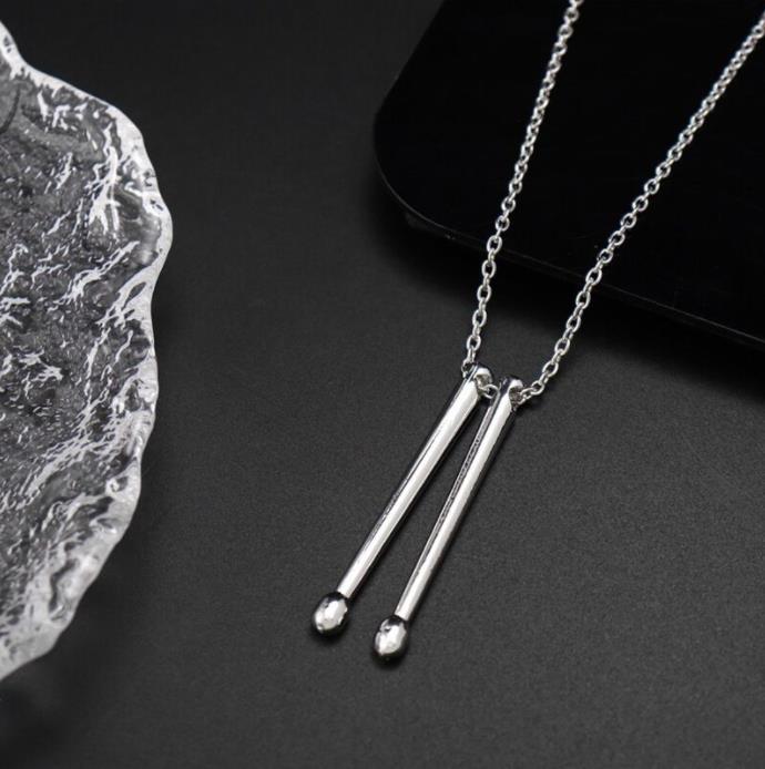 Collana con ciondolo a forma di bacchetta di roccia uomo, regali batteristi, collane con bacchette batteria in acciaio inossidabile