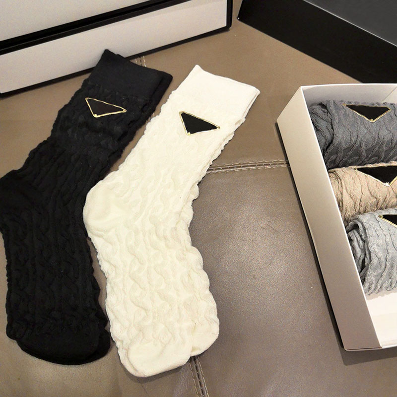 Designer-Damensocken Fünf Paar stilvolle Sportsocken mit Buchstaben-P-Aufdruck, bestickt, aus reiner Baumwolle, atmungsaktiv und Box