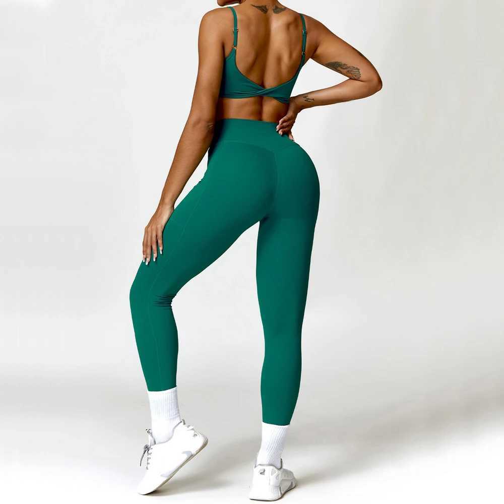 Kvinnors spårningsdräkter 1/2st kvinnors ban- och fältdräkt Yoga set sportbh kort ben fitness övning set löpande kläd gym sportkläder J240305