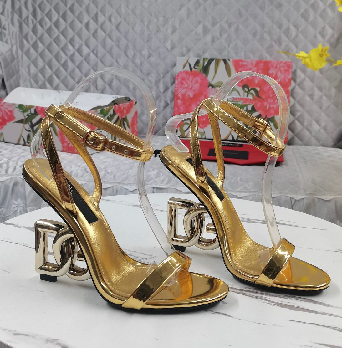 トップブランドの女性Keira Sandals Shoes Patent Leather Gold-Electroplated Carbon Heels Lady Party Wedding Gladiator Sandalias EU35-43 with Box
